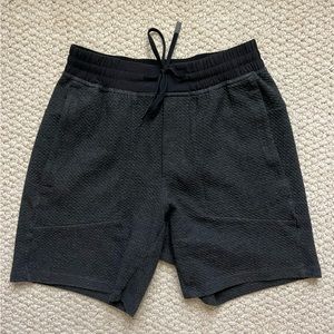 lululemon - at ease short 7” inseam small